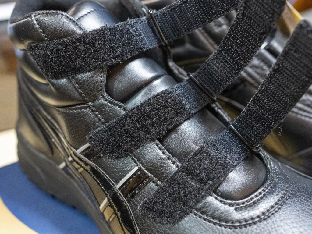 アシックス 安全靴・作業靴 ウィンジョブ CP302 は着脱が便利なマジックテープ仕様